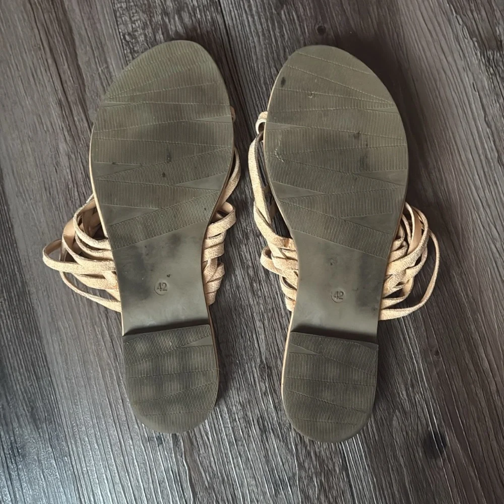 Shoe' N Tale Strappy Flat Sandal - Picture 5 of 6